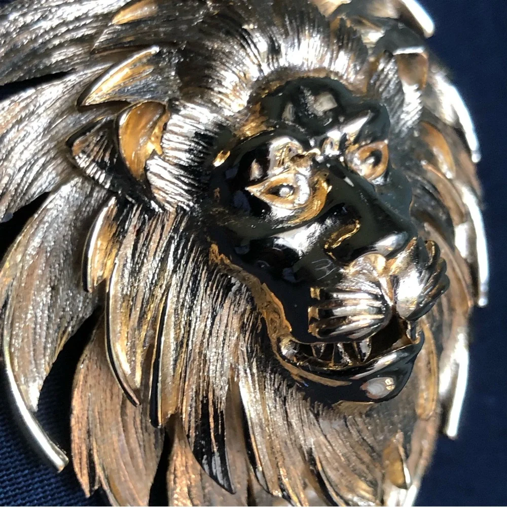 Vintage Trifari Lion Hidden Watch Necklace,  Original Tag, MINT - Picture 3 of 13